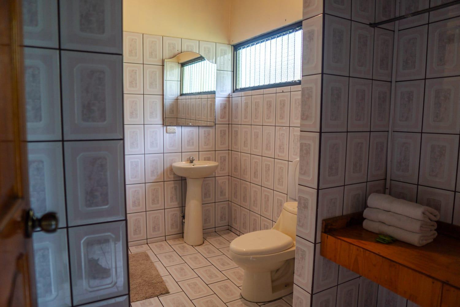 Hotel Y Cabinas Del Tropico กวาปิเลส ภายนอก รูปภาพ